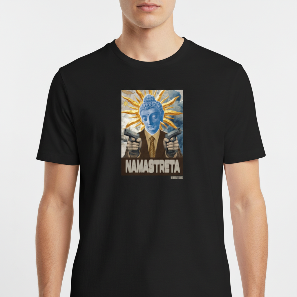 Camiseta com estampa frontal de figura com cabeça estilizada ao sol, vestindo terno e apontando, acompanhada do texto "NAMASTRETA".