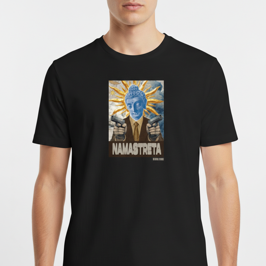 Camiseta com estampa frontal de figura com cabeça estilizada ao sol, vestindo terno e apontando, acompanhada do texto "NAMASTRETA".