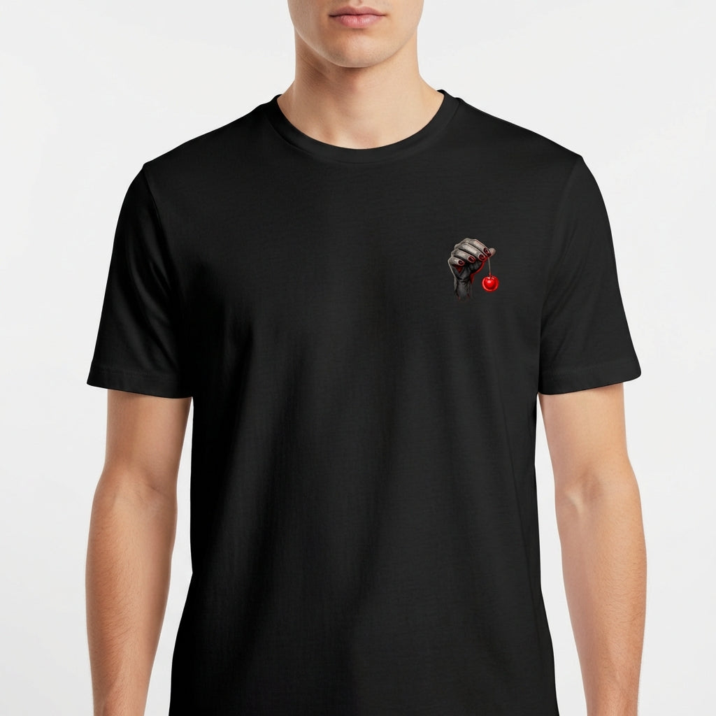 Camiseta com estampa frontal de uma mão esquelética segurando um cordão que pende uma bola vermelha, sugerindo um visual misterioso e intrigante.