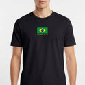 Camiseta com estampa frontal de bandeira do Brasil e "SALMOS 33, 12", e estampa traseira de texto "FELIZ A NAÇÃO CUJO DEUS É O SENHOR".