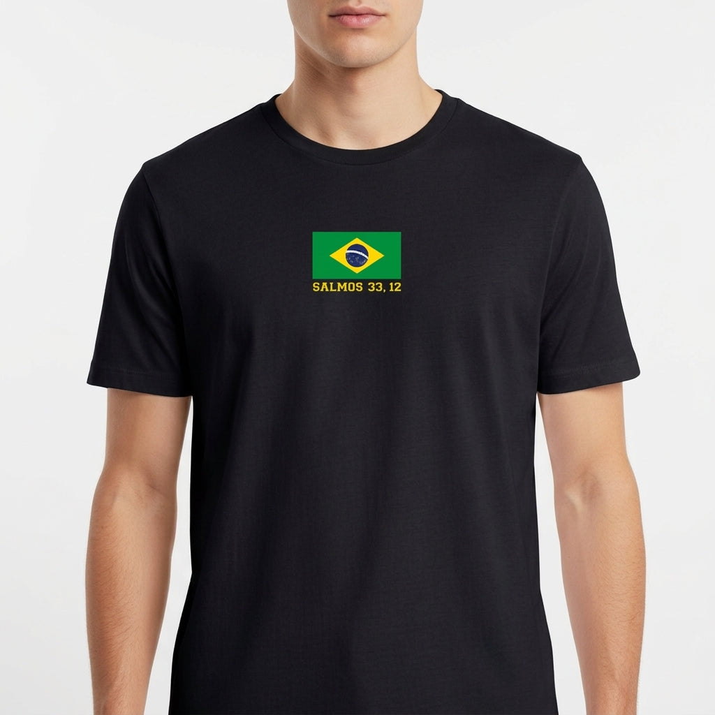 Camiseta com estampa frontal de bandeira do Brasil e "SALMOS 33, 12", e estampa traseira de texto "FELIZ A NAÇÃO CUJO DEUS É O SENHOR".