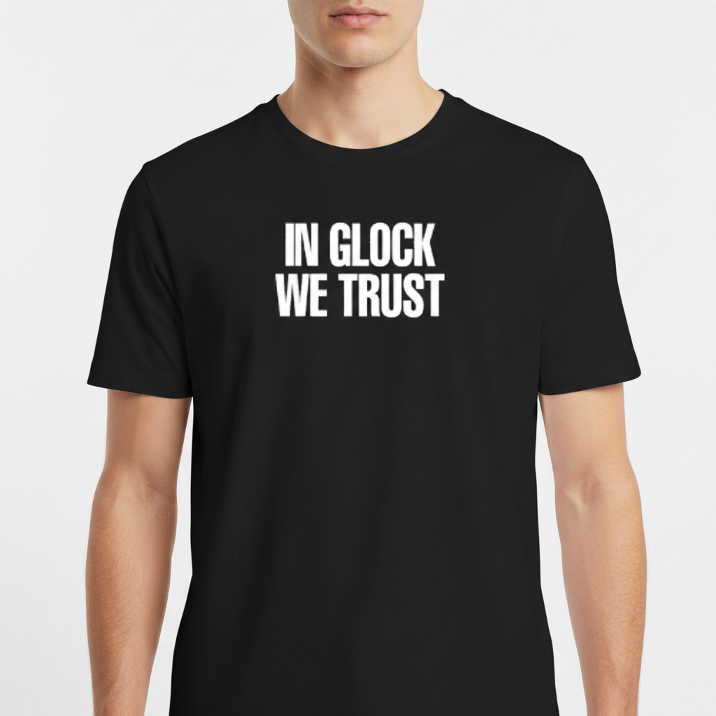 Camiseta com estampa frontal de texto centralizado "IN GLOCK WE TRUST" em fonte negrito, destacando-se pela simplicidade e impacto das palavras.