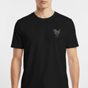 Camiseta com estampa frontal de cavalo alado detalhado e a palavra "Just Right" abaixo, e estampa traseira com o mesmo cavalo alado sobre palavra "MENTALITY".