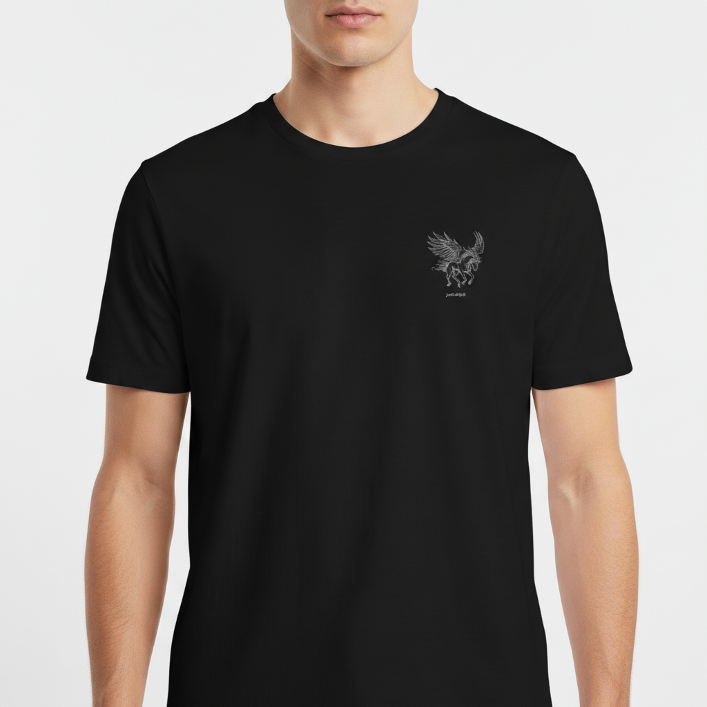 Camiseta com estampa frontal de cavalo alado detalhado e a palavra "Just Right" abaixo, e estampa traseira com o mesmo cavalo alado sobre palavra "MENTALITY".