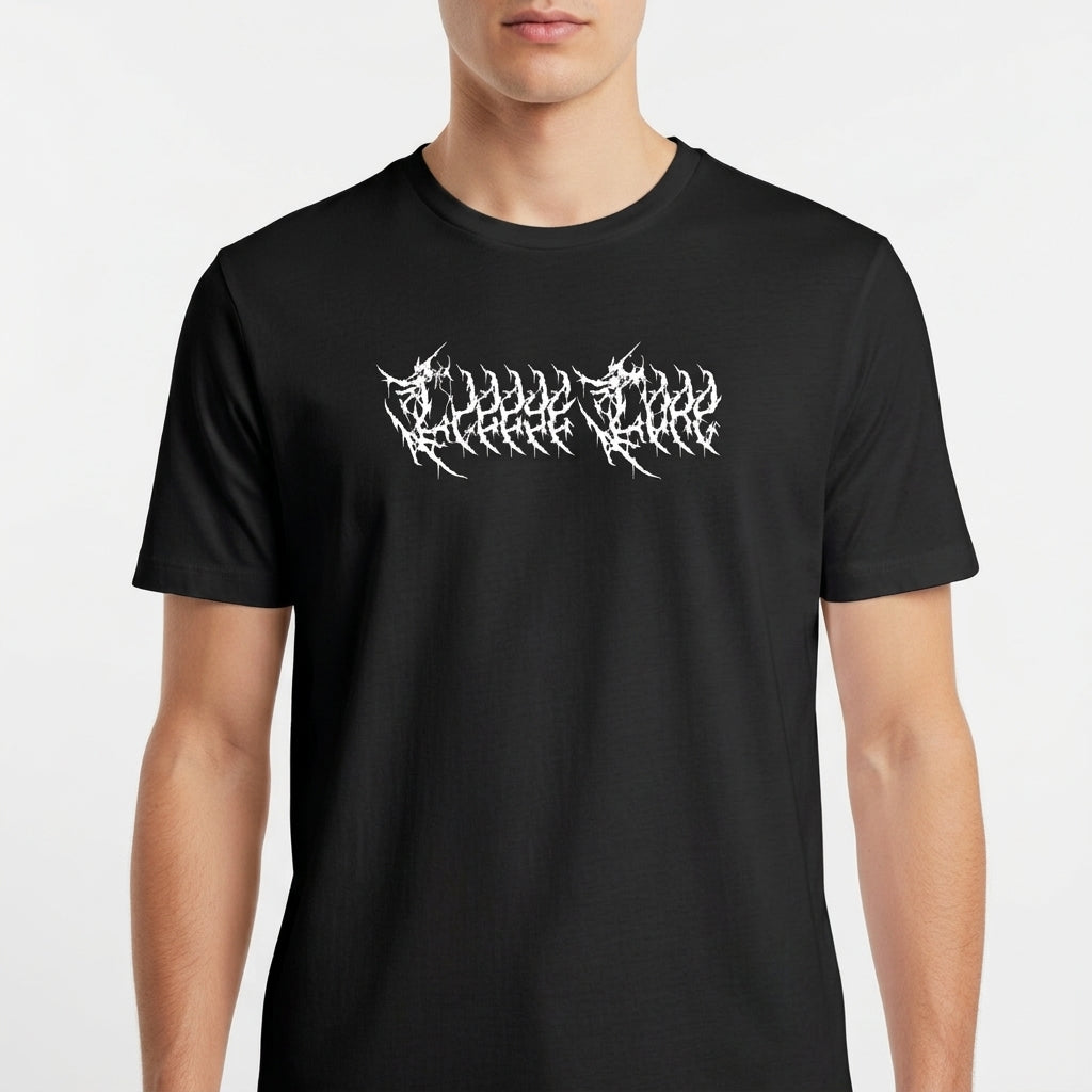 Camiseta com estampa frontal de letras estilizadas em design arrojado, com contornos irregulares e aparência similar a ramos entrelaçados.