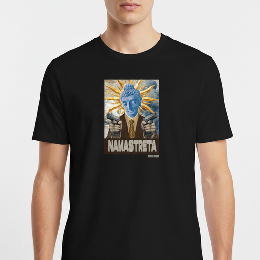 Camiseta com estampa frontal de uma figura bizarramente surreal, apresentando um homem de rosto azul em traje social, segurando armas, com cabelos de raios solares e texto "NAMASTRETA".