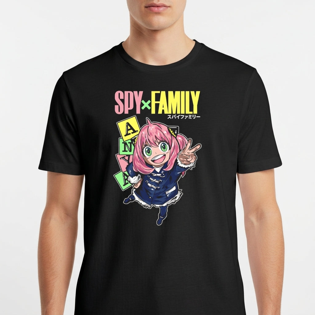 Camiseta com estampa frontal de personagem animado de cabelo rosa, cercado por blocos com letras coloridas, sobre o texto "SPY x FAMILY".