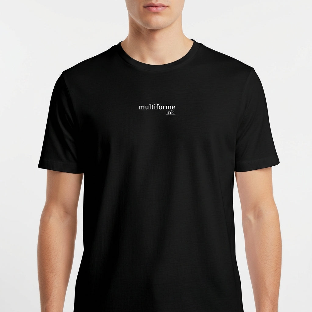Camiseta com estampa frontal de texto "multiforme ink." discreto e estampa traseira com "Josué 1:9" em destaque e citação detalhada abaixo.