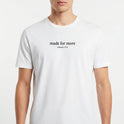 Camiseta com estampa frontal de texto estilizado: "made for more" seguido da referência "ephesians 2.10" logo abaixo, centralizado no peito.