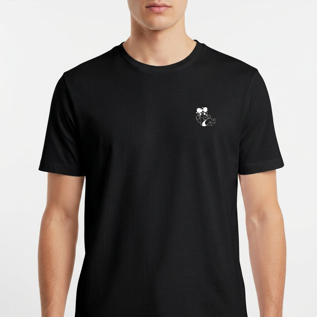 Camiseta com estampa frontal de urso dormindo sobre um crescente e estampa traseira de personagem com laptop e instrumentos musicais, texto "aprendiz em tudo, especialista em nada".