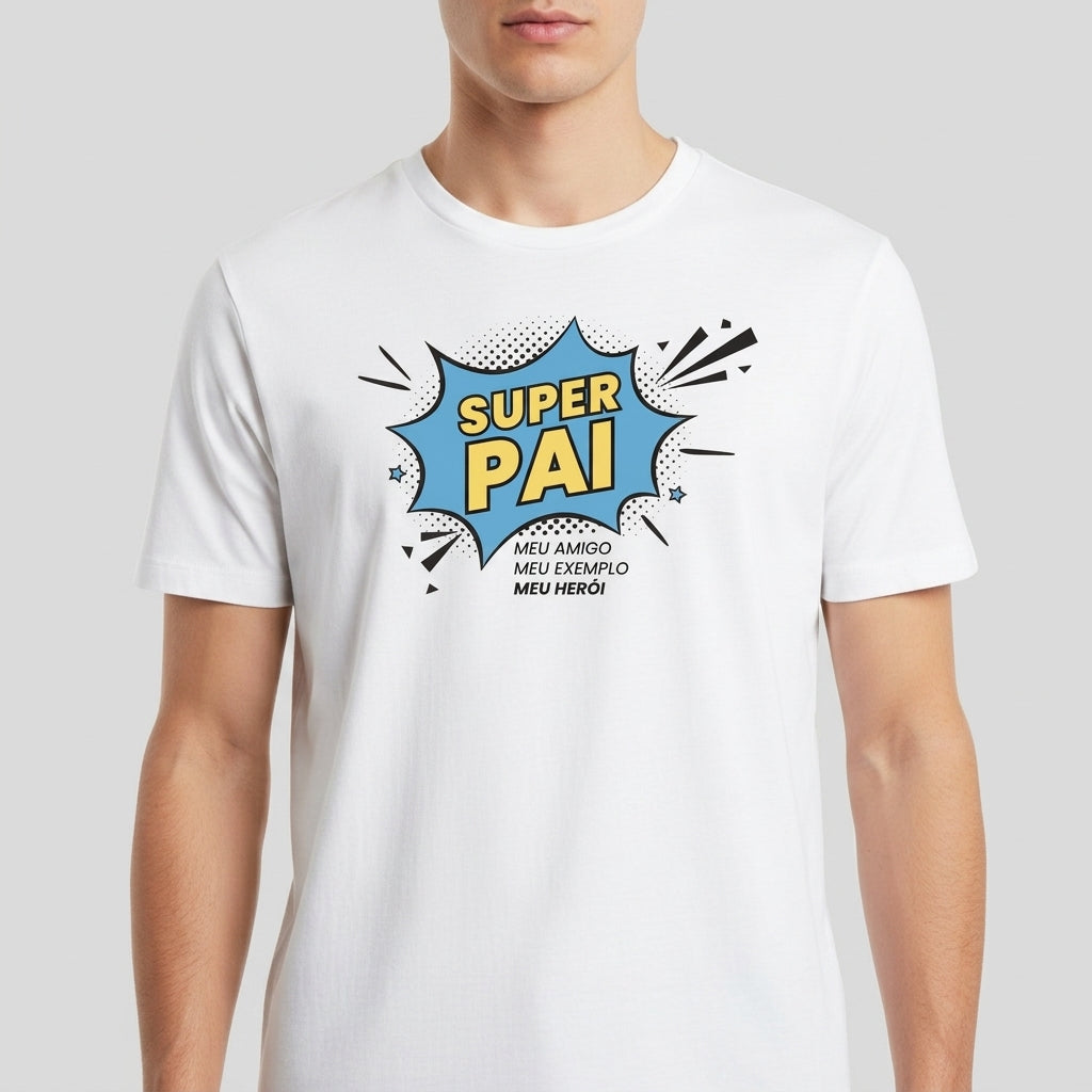 Camiseta com estampa frontal de um emblema em estilo de quadrinhos com as palavras "SUPER PAI", seguido por "MEU AMIGO, MEU EXEMPLO, MEU HERÓI".