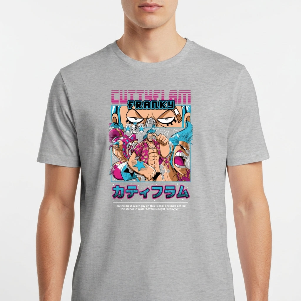 Camiseta com estampa frontal de ilustração em estilo anime, apresentando personagem com pose dinâmica, letras coloridas acima e inscrições japonesas abaixo.