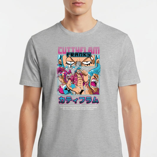 Camiseta com estampa frontal de ilustração em estilo anime, apresentando personagem com pose dinâmica, letras coloridas acima e inscrições japonesas abaixo.