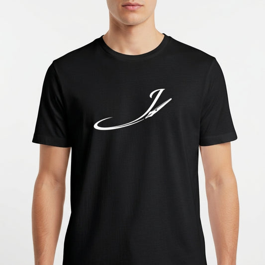Camiseta com estampa frontal de letra cursiva estilizada acompanhada de pena afiada, formando um design fluido e elegante que se destaca visualmente.
