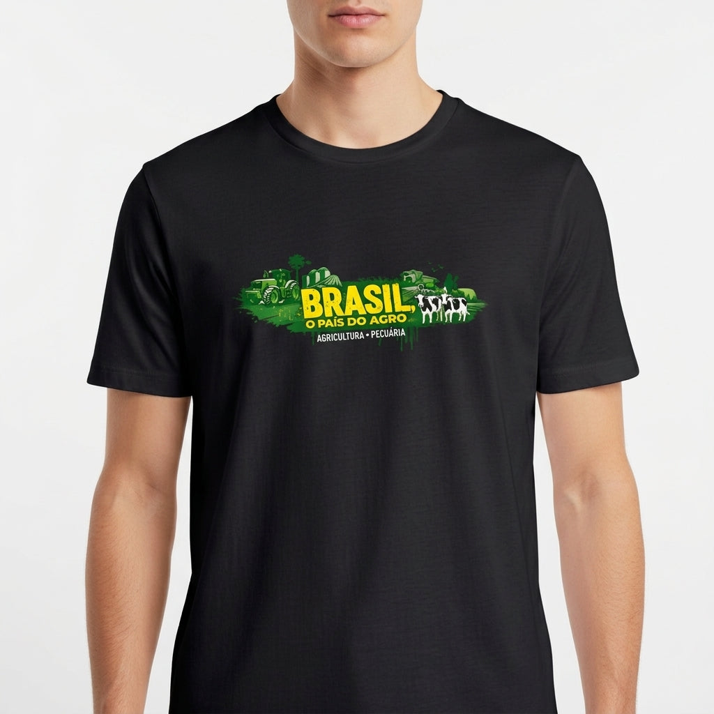 Camiseta com estampa frontal de elementos do agronegócio, incluindo tratores e paisagens agrícolas, junto à inscrição "BRASIL O PAÍS DO AGRO".