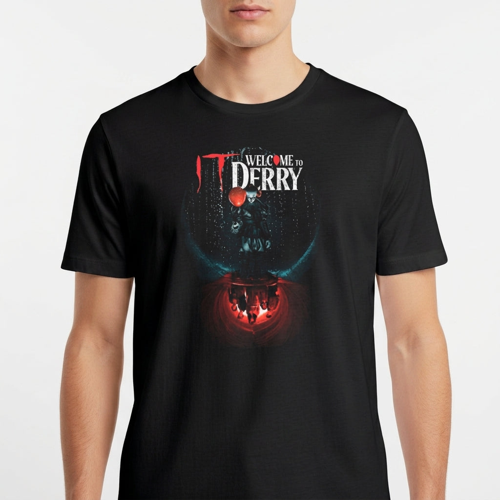 Camiseta com estampa frontal de texto "Welcome to Derry" acima de um balão flutuante, com silhuetas refletidas em um fundo iluminado.