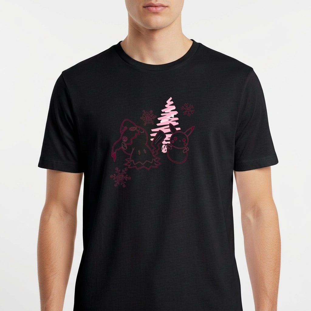 Camiseta com estampa frontal de personagens ao lado de pinheiro estilizado, acompanhados por flocos de neve dispersos pelo design.