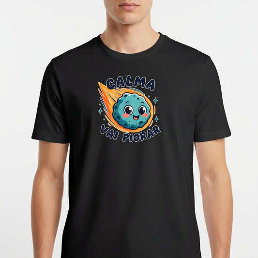 Camiseta com estampa frontal de meteoro sorridente rodeado por estrelas e frase "CALMA VAI PIORAR" em letras estilizadas.