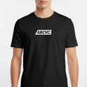 Camiseta com estampa frontal de logotipo estilizado em fonte negrito, com a palavra "ABVCVC." centralizada dentro de um retângulo de fundo sólido.