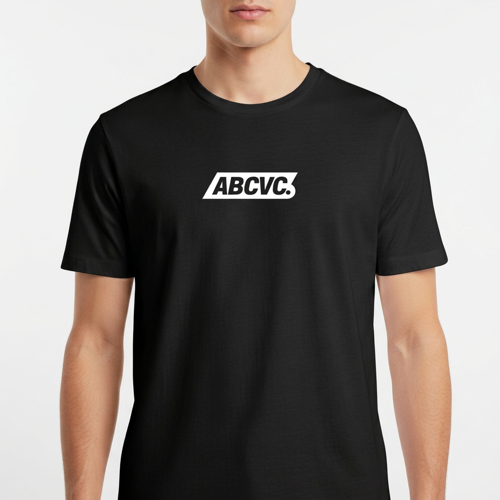 Camiseta com estampa frontal de logotipo estilizado em fonte negrito, com a palavra "ABVCVC." centralizada dentro de um retângulo de fundo sólido.