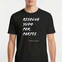 Camiseta com estampa frontal de texto estilizado "RESOLVA TUDO POR PARTES" seguido pela assinatura "-Gisele Sincerona".