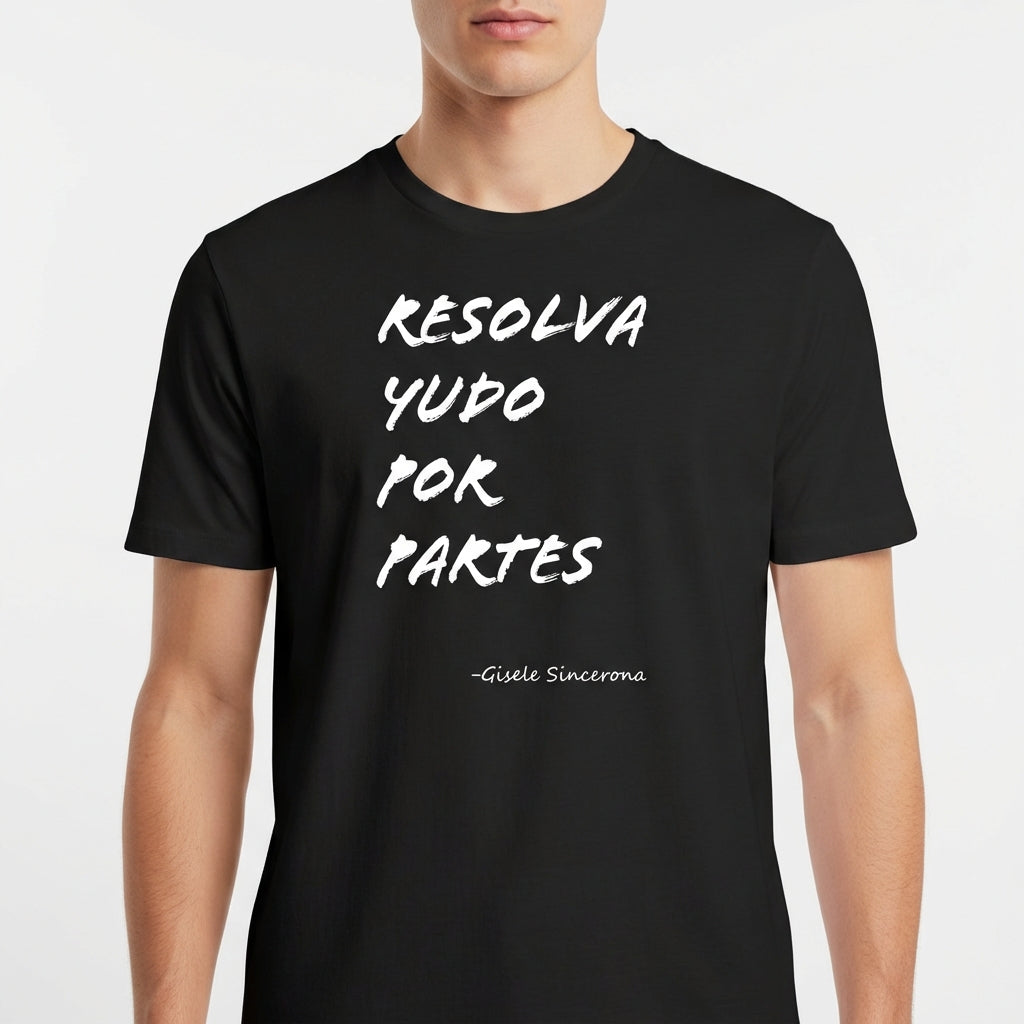 Camiseta com estampa frontal de texto estilizado "RESOLVA TUDO POR PARTES" seguido pela assinatura "-Gisele Sincerona".