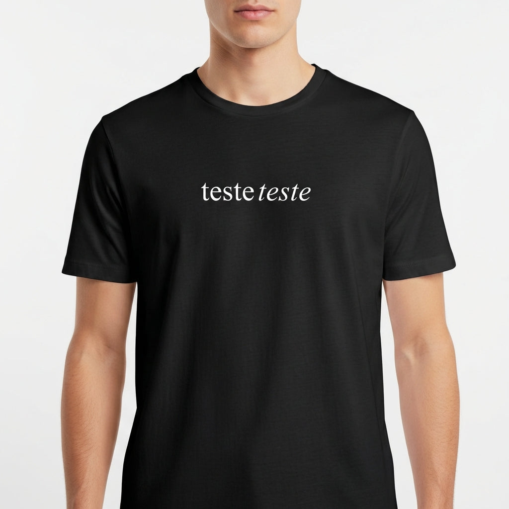 Camiseta com estampa frontal de texto estilizado em diferentes tipografias, apresentando duas palavras idênticas elegantemente dispostas no centro.