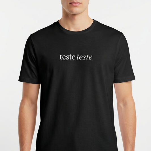 Camiseta com estampa frontal de texto estilizado em diferentes tipografias, apresentando duas palavras idênticas elegantemente dispostas no centro.