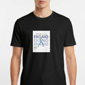 Camiseta com estampa frontal de texto "NÃO POSSO, EU TENHO ENSAIO" sobreposta a figura de uma bailarina em movimento, com detalhes textuais adicionais.