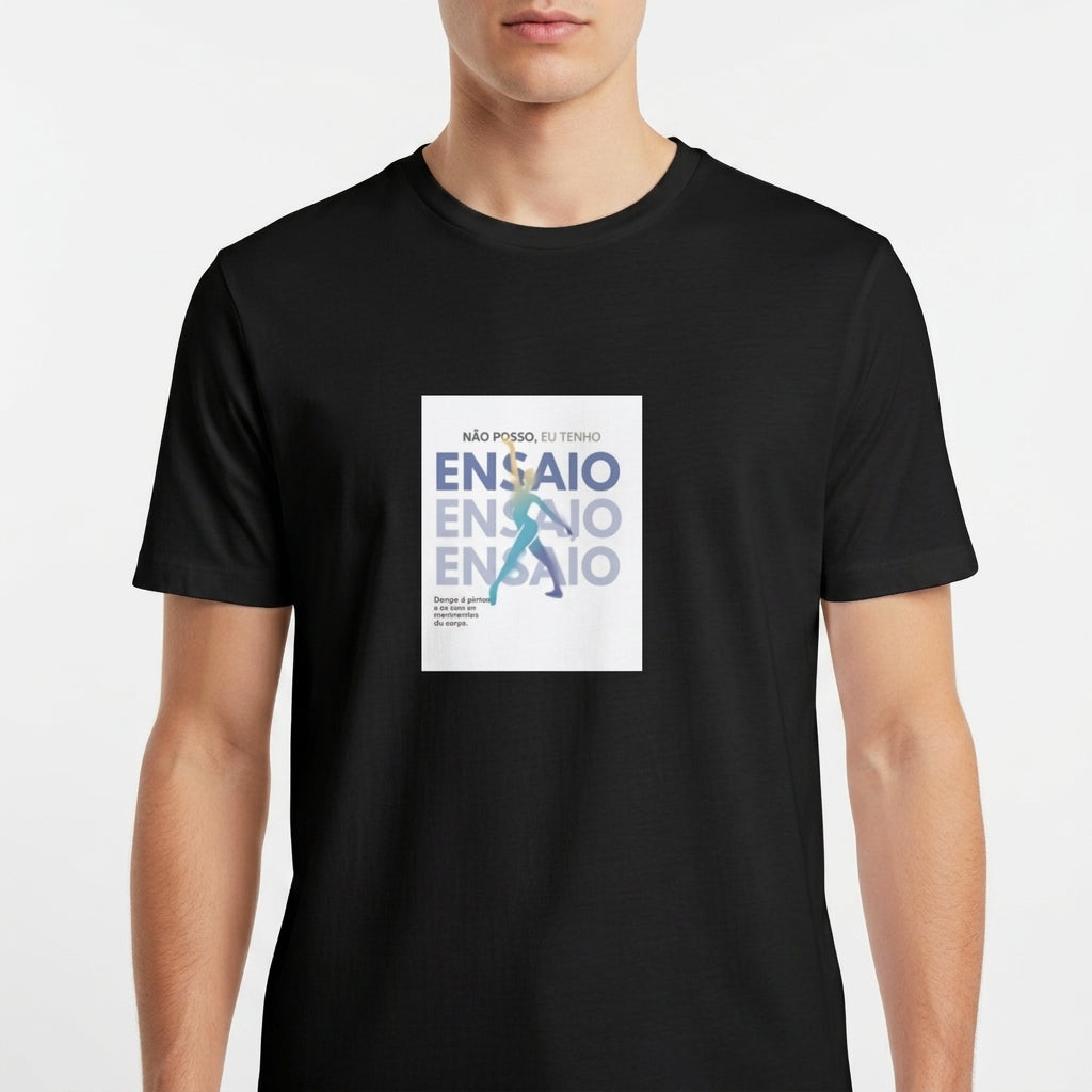Camiseta com estampa frontal de texto "NÃO POSSO, EU TENHO ENSAIO" sobreposta a figura de uma bailarina em movimento, com detalhes textuais adicionais.
