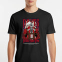 Camiseta com estampa frontal de personagem estilizado segurando uma espada grande, fundo cheio de detalhes gráficos intensos e letras estilizadas acima e abaixo.