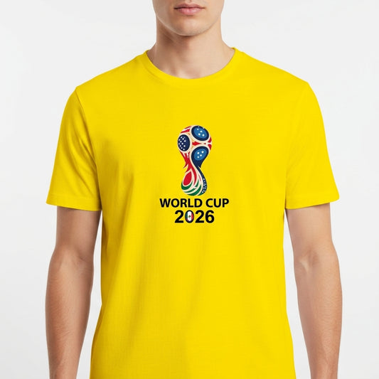 Camiseta com estampa frontal de troféu estilizado da Copa do Mundo, composto por padrões geométricos e detalhes de bola, acompanhado do texto "WORLD CUP 2026".