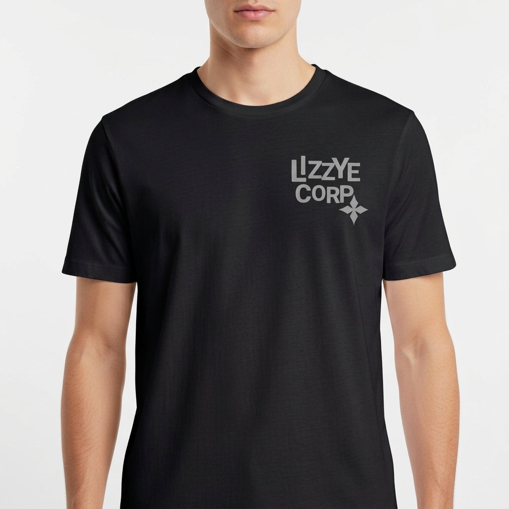 Camiseta com estampa frontal de texto estilizado "LIZZY CORP" ao lado de um pequeno símbolo geométrico, ambos localizados na parte superior direita.