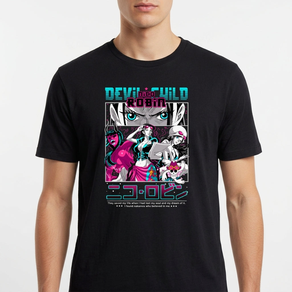 Camiseta com estampa frontal de personagem estilo mangá, com destaque para o olhar intenso acima de várias poses e figuras em ação, acompanhada por texto estilizado.