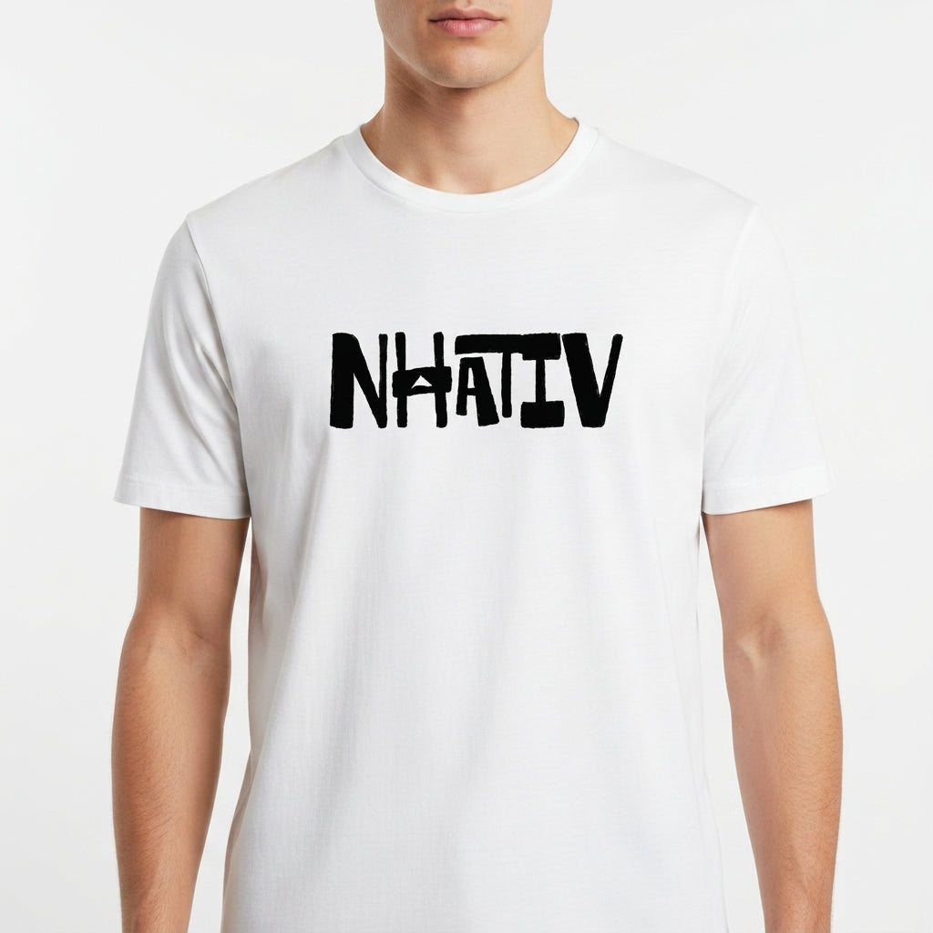 Camiseta com estampa frontal de letras grandes e estilizadas formando a palavra "NHATIV", dispostas em uma tipografia moderna e marcante.