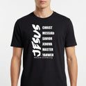 Camiseta com estampa frontal de palavras em lista incluindo "JESUS" em destaque vertical, seguidas por termos como "CHRIST", "MESSIAh" e "SAVIOR".