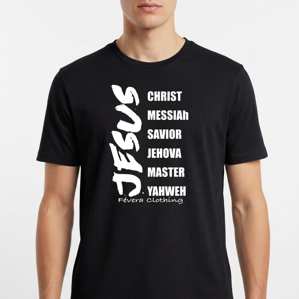 Camiseta com estampa frontal de palavras em lista incluindo "JESUS" em destaque vertical, seguidas por termos como "CHRIST", "MESSIAh" e "SAVIOR".