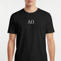 Camiseta com estampa frontal de "AΩ" e estampa traseira de "AΩ" acompanhada da frase "Eu sou o Alfa e o Ômega, o princípio e o fim" Ap. 22:13.