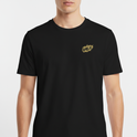 Camiseta com estampa frontal de logotipo estilizado "VALA" e estampa traseira com texto em negrito "NO PLACE FOR" seguido de palavras contra discriminação e ódio.