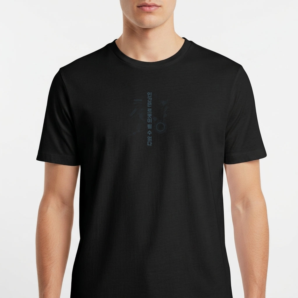 Camiseta com estampa frontal de texto vertical estilizado, que apresenta caracteres finos e alinhados, criando um efeito moderno e minimalista.