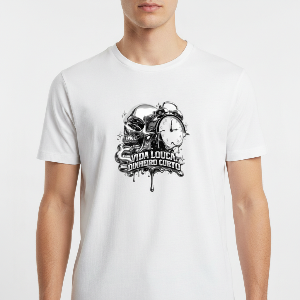 Camiseta com estampa frontal de caveira metálica ao lado de um relógio analógico e a frase "VIDA LOUCA DINHEIRO CURTO" em letras estilizadas.