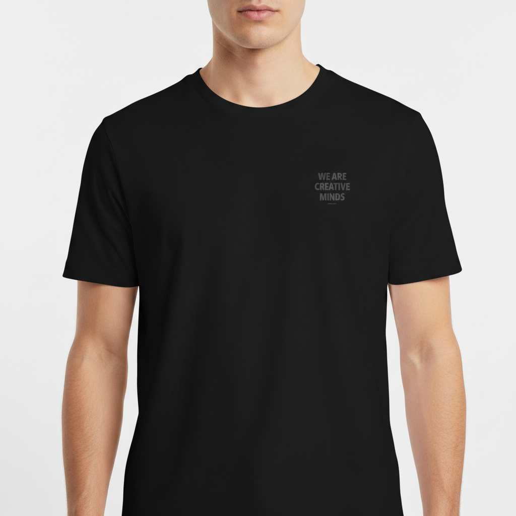 Camiseta com estampa frontal de "WE ARE CREATIVE MINDS" em letras pequenas no canto e estampa traseira da mesma frase em letras grandes com "just ship it" abaixo.