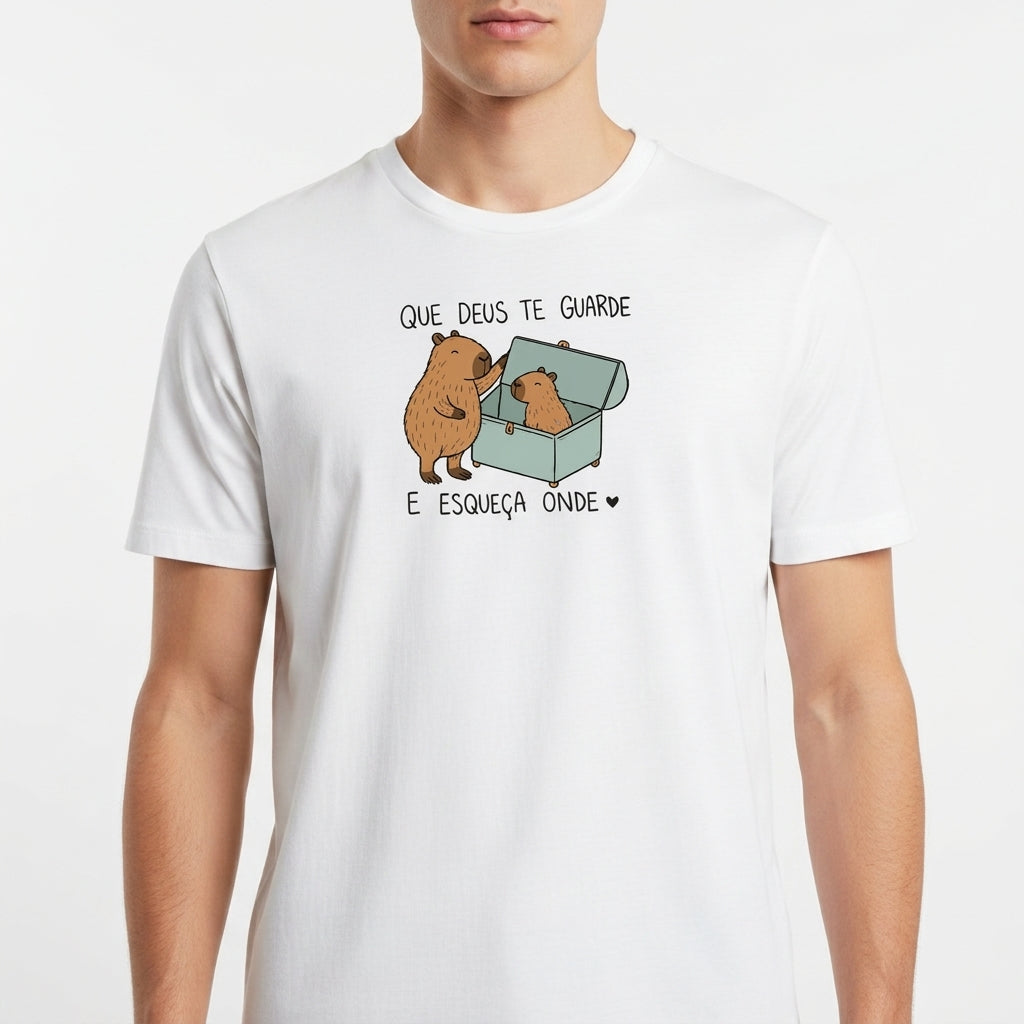 Camiseta com estampa frontal de dois capivaras, uma do lado de fora e outra dentro de uma caixa, acompanhadas da frase "QUE DEUS TE GUARDE E ESQUEÇA ONDE".