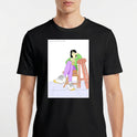 Camiseta com estampa frontal de uma figura sentada em cadeiras entrelaçadas, vestindo roupas casuais e tênis, sobre um piso com padrão geométrico.