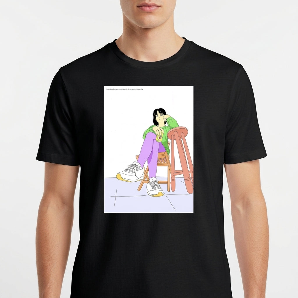 Camiseta com estampa frontal de uma figura sentada em cadeiras entrelaçadas, vestindo roupas casuais e tênis, sobre um piso com padrão geométrico.