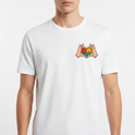 Camiseta com estampa frontal de mãos formando coração com peças de quebra-cabeça coloridas e estampa traseira com frase sobre autismo em diferentes cores.