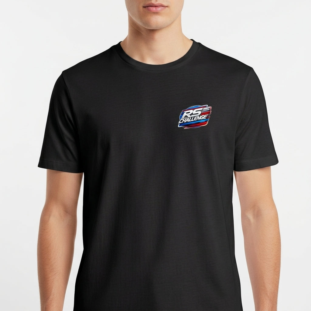 Camiseta com estampa frontal de "RS Challenge" estilizado e estampa traseira de "RS Challenge" maior com três carros em perspectiva detalhada.