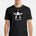 Camiseta com estampa frontal de rosto estilizado sobre uma estrela de cinco pontas, acompanhada pelo texto "LULA 2026" abaixo do retrato.