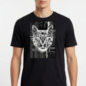 Camiseta com estampa frontal de um rosto de gato estilizado em formato digital glitch, exibindo linhas e distorções que remetem a falhas em vídeo.