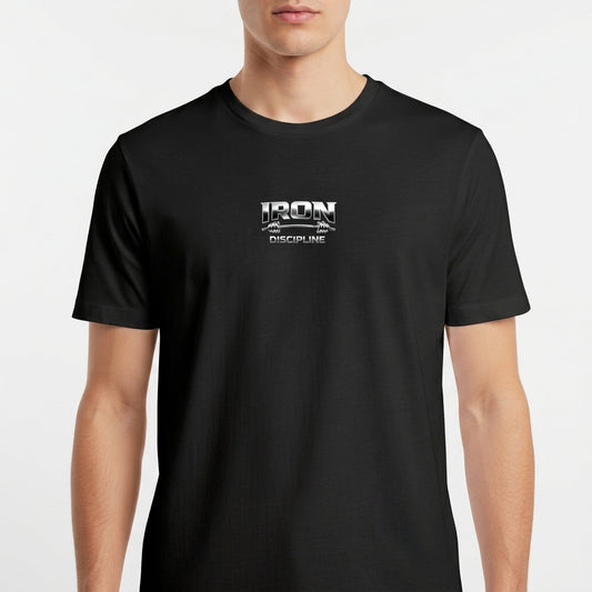 Camiseta com estampa frontal de texto com o design "Iron Discipline" em estilo gráfico robusto e moderno, destacando linhas fortes e elementos industriais.